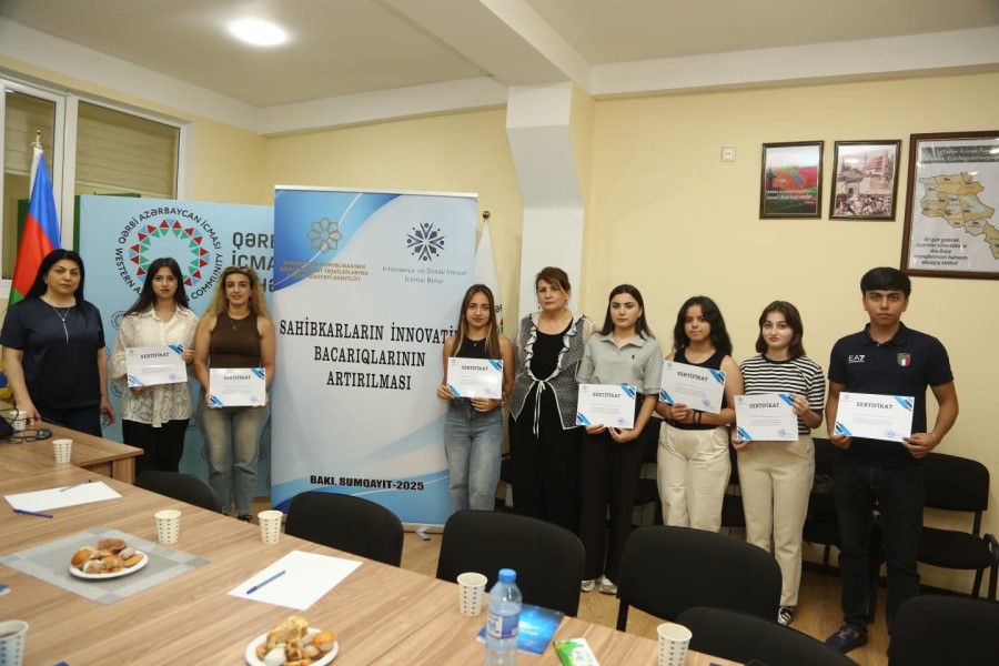 “Sahibkarların innovativ bacarıqlarınının artırılması” adlı layihə çərçivəsində təlimlər və kitabça təqdimatı oldu - FOTOLAR