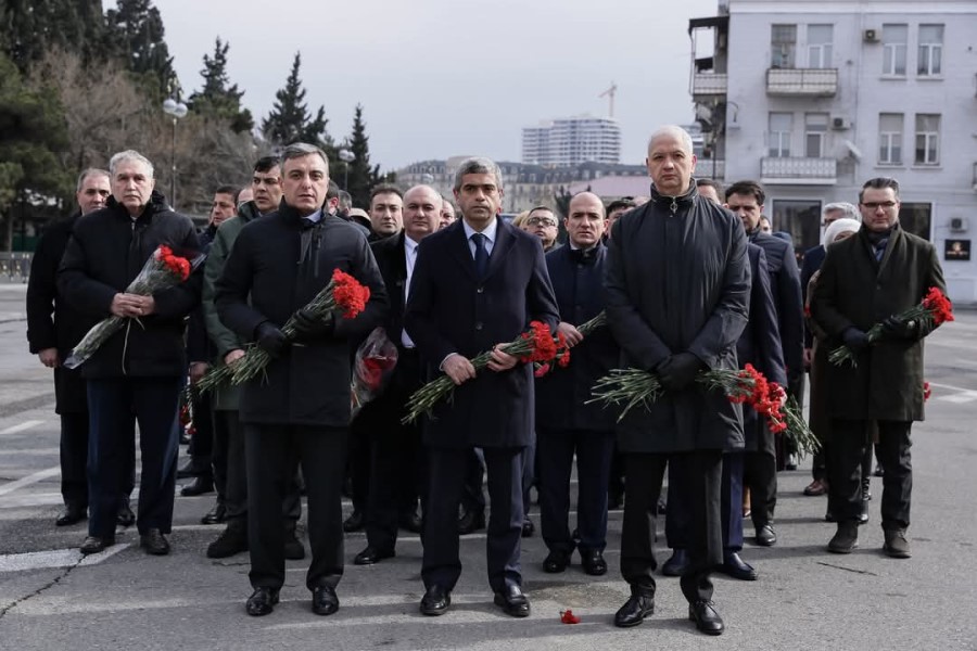 Əmək və Əhalinin Sosial Müdafiəsi Nazirliyinin kollektivi Xocalı soyqırımı abidəsini ziyarət edib