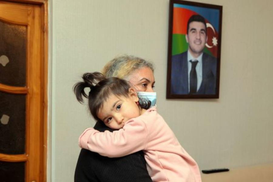 Şəhid anası oğluna hazırladığı bağlamaları kimsəsiz uşaqlara hədiyyə etdi - FOTO