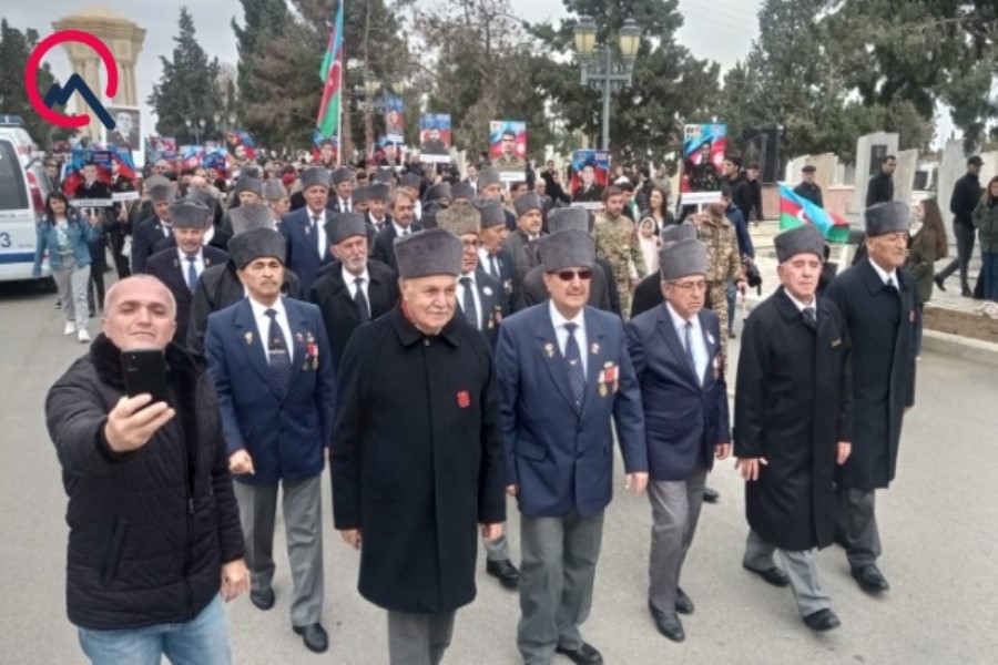 Türkiyəli qazilərin Gəncədə Şəhidlər xiyabanında hərbi paradı - VIDEO