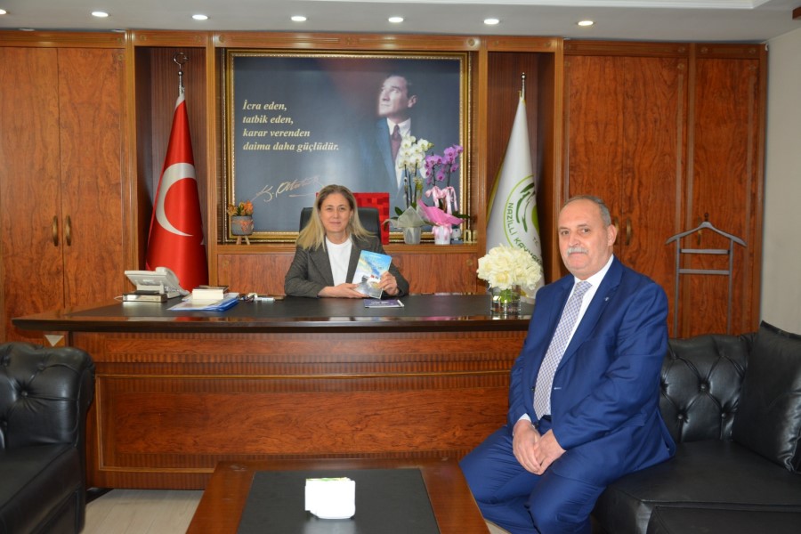 Yazıçının “Zəfərlərə Doğru” kitabı Nazilli Kaymakamına hədiyyə olunub - FOTOLAR