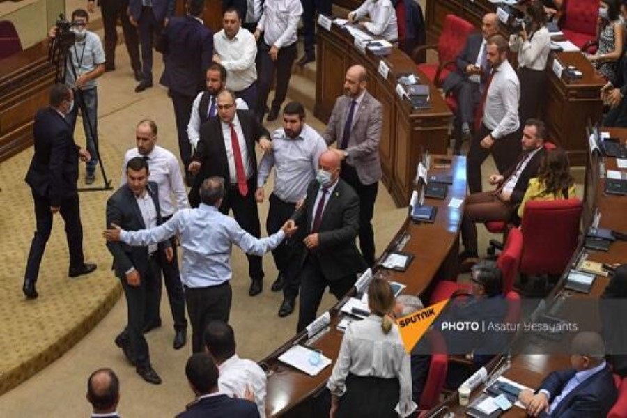 Ermənistan parlamentində deputatlar arasında dava olub