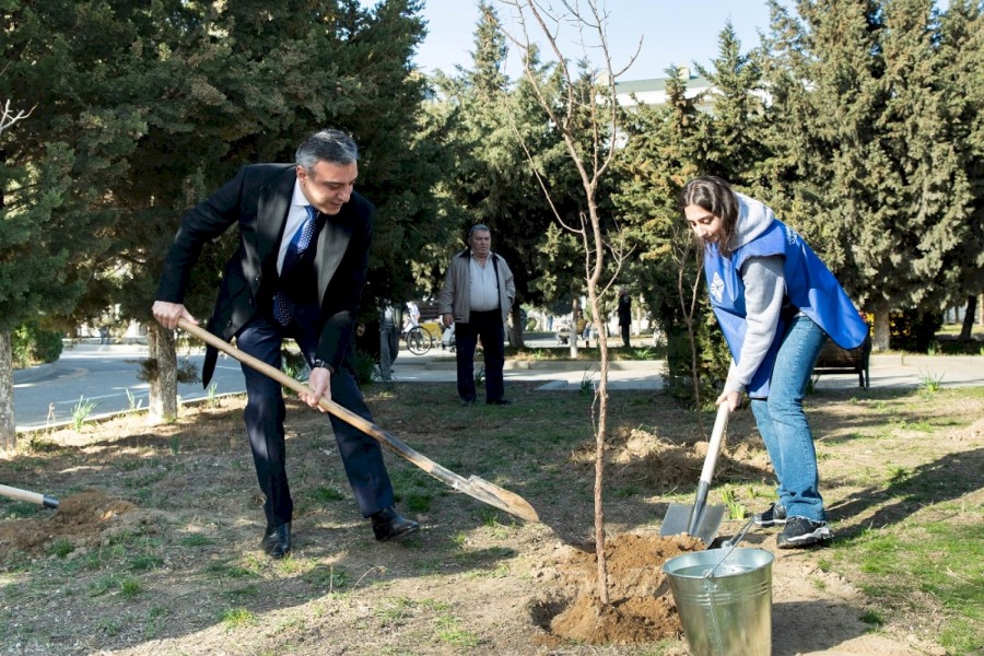 Ahıl şəxslər üçün sosial xidmət müəssisəsi sakinləri ziyarət olunub, müəssisənin həyətində ağacəkmə tədbiri keçirilib
