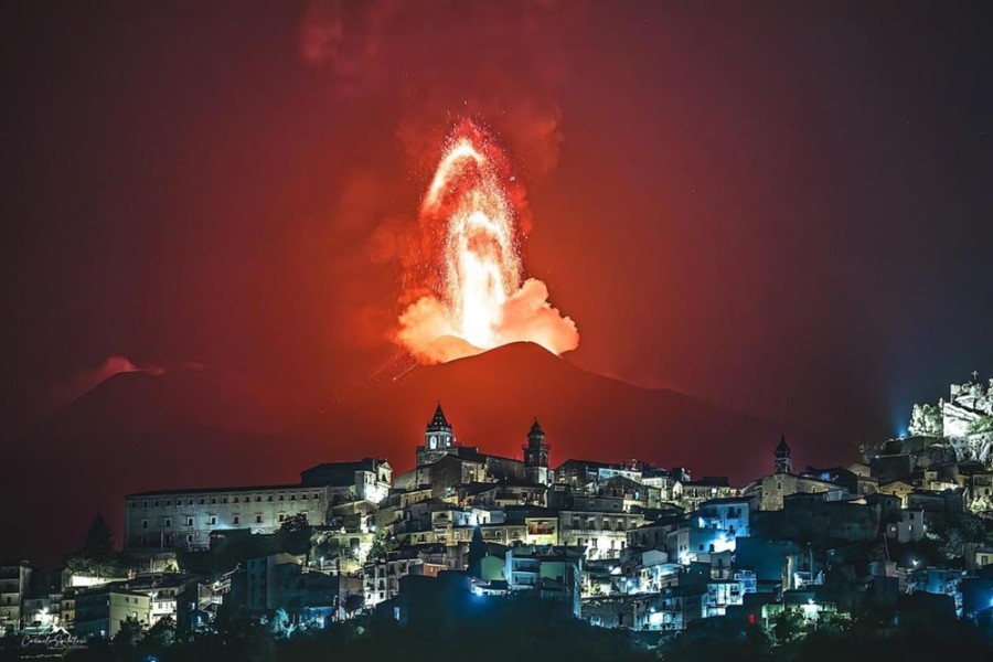 İtaliyadakı Etna vulkanı lava ilə fışqırmağa başlayıb - FOTOLAR