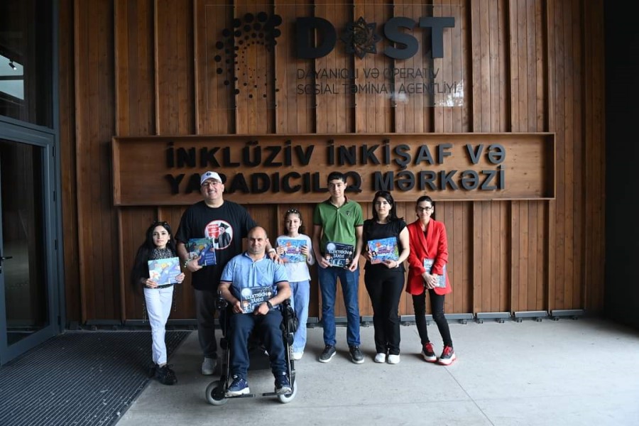 Bəhram Bağırzadə yeni kitablarını benefisiarlara hədiyyə edib