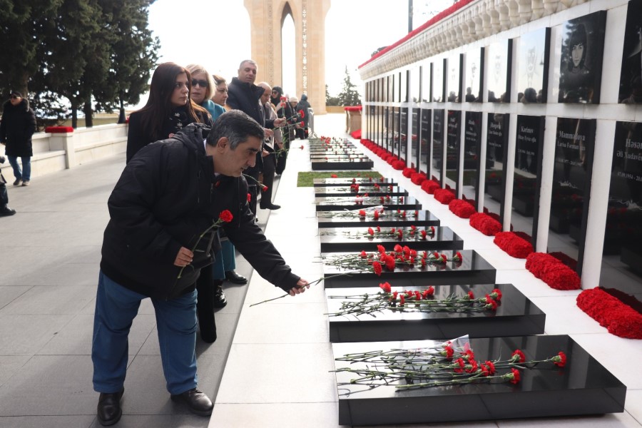 Azərbaycan Milli Qeyri-Hökumət Təşkilatları Forumu Şəhidlər xiyabanını ziyarət edib - FOTOLAR