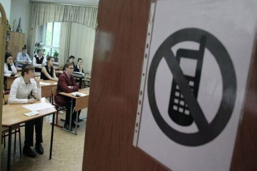 Putin dərslərdə şəxsi telefondan istifadəni qadağan edən qanunu imzalayıb