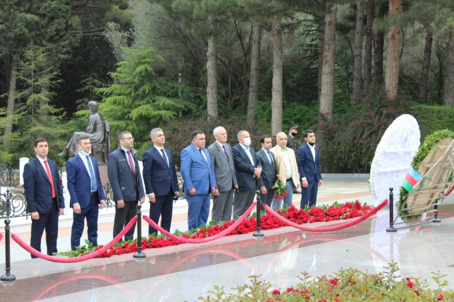 QHT təmsilçiləri Ümummilli Lider Heydər Əliyevin məzarını ziyarət ediblər