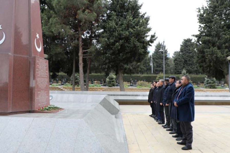 STM rəhbərliyi Bakı Türk Şəhidliyini ziyarət edib, zəlzələ nəticəsində həlak olanların xatirəsi anılıb - FOTO