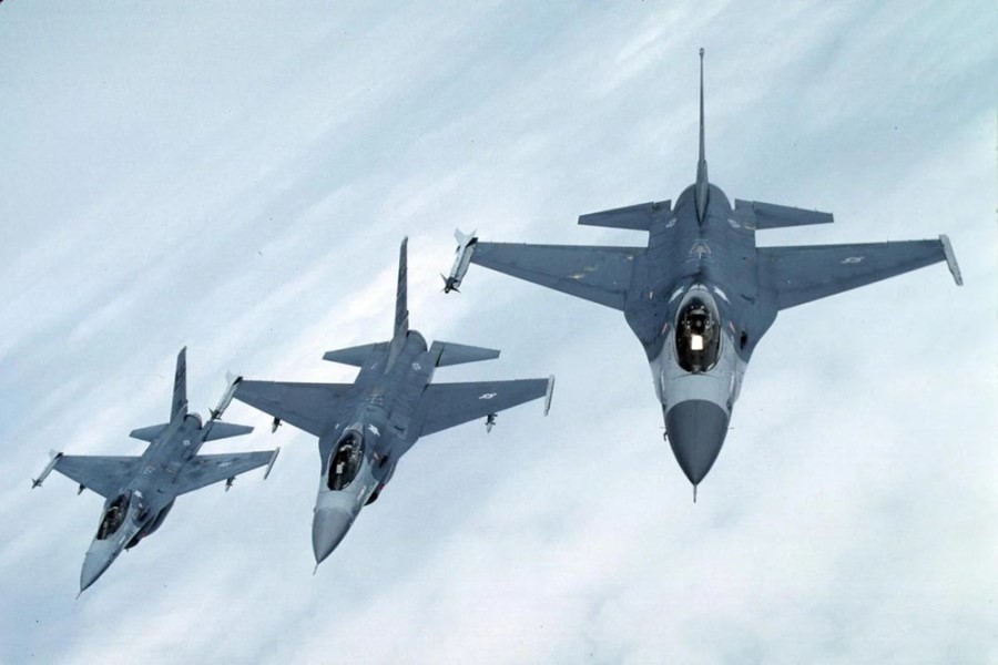 Çin gizli şəkildə Qərb qırıcı pilotlarını işə götürür