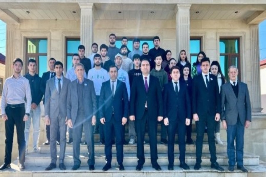 Müşfiq Məmmədli Xızı rayonunda bir qrup gənclə görüşüb