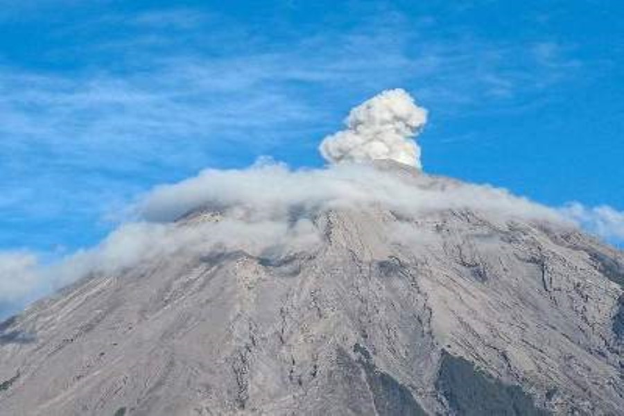 İndoneziyanın Semeru vulkanı 4,6 km hündürlüyə çatan küllə püskürüb