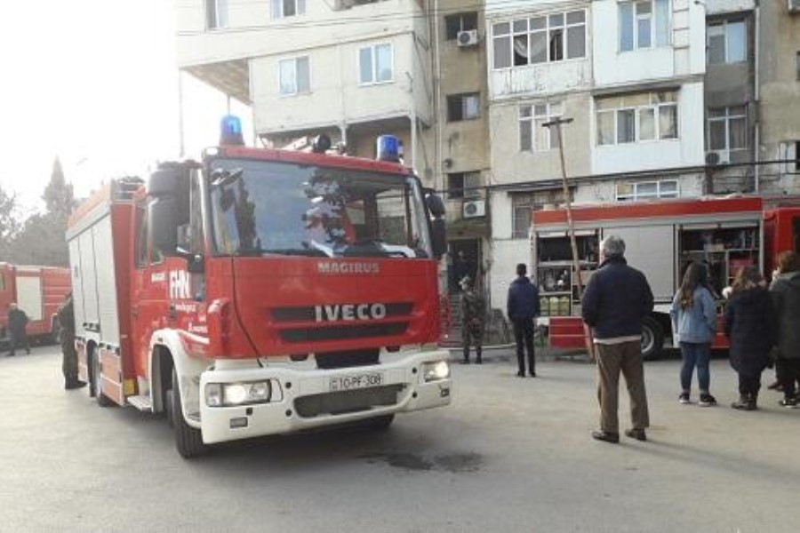 Bakıda binada yanğın: bir nəfər xilas edildi - Video