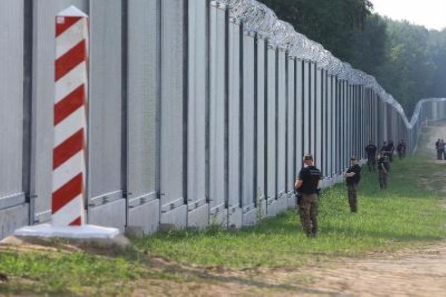 Polşa Belarusla sərhəddi gücləndirməyi planlaşdırır