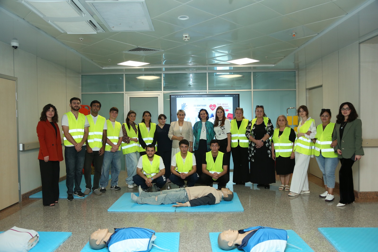 Beynəlxalq Jest Dilləri Günü münasibətilə TƏBİB və Yeni Klinikanın təşəbbüsü eşitmə və nitq məhdudiyyətli şəxslər üçün xüsusi təlim keçirilib