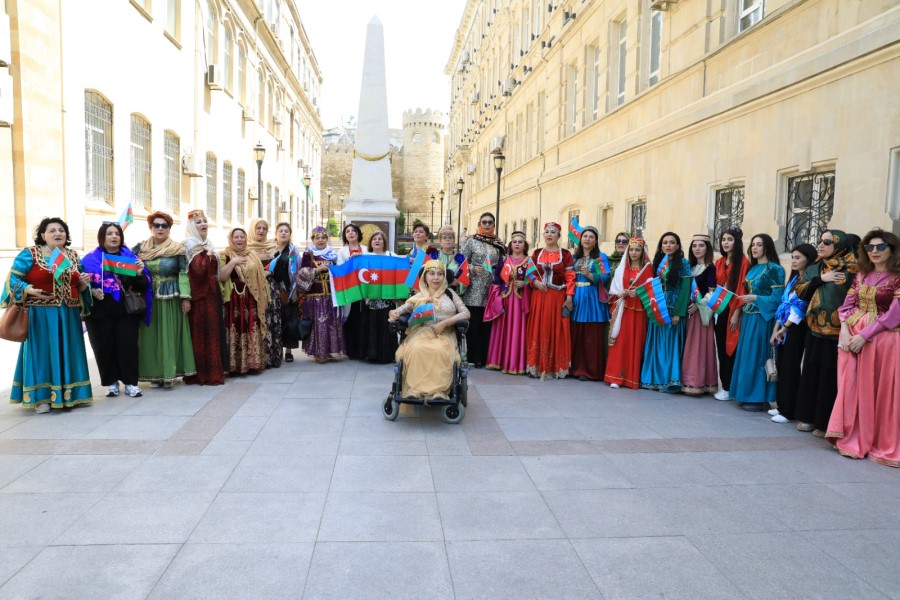 Xanım QHT nümayəndələri Müstəqillik Günü münasibətilə milli geyimlərdə yürüş keçirdilər - FOTO