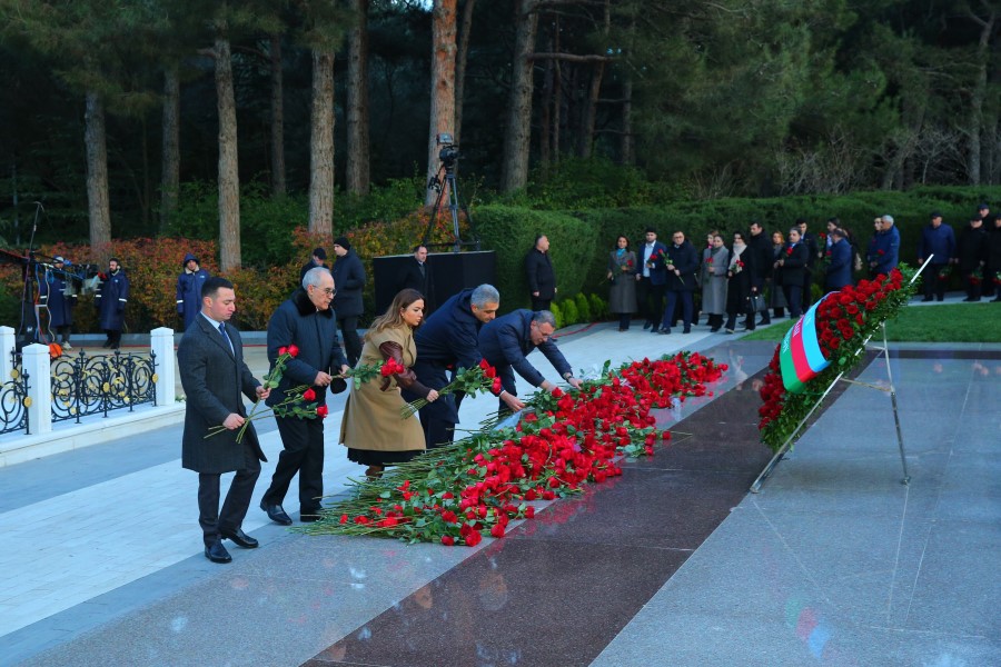 QHT-lərə Dövlət Dəstəyi Agentliyinin kollektivi Ümummilli Lider Heydər Əliyevin məzarını ziyarət edib - FOTOLAR