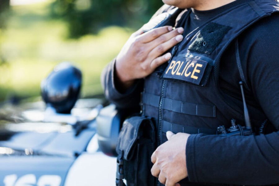 Pune ştatında polisləri aldatmaq üçün özünü polis kimi təqdim etdiyi üçün saxlanılan şəxs; Polis 6 iş üzrə təqsirləndirilən şəxsin axtarışda olduğunu deyir - ÖZƏL