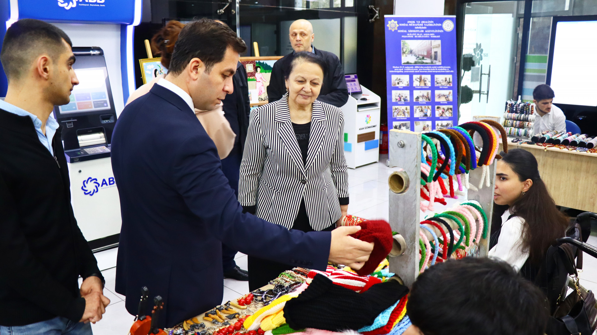 “Beynəlxalq Qayğı və Dəstək Günü” münasibətilə əlilliyi olan şəxslərin əl işlərindən ibarət satış-sərgi keçirilib